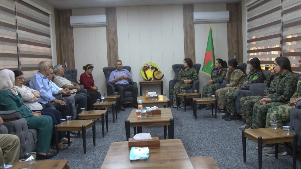 PYD-delegatie bezoekt de YPJ vanwege viering Rojava-revolutie