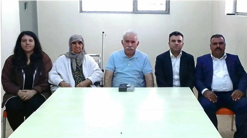 Ömer Öcalan publiceert voor het eerst een familiefoto van het bezoek aan Imrali