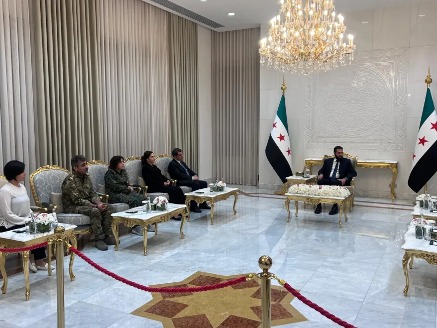 YPJ-commandant Newroz Ehmed ontmoet Ahmed al-Sharaa in Damascus