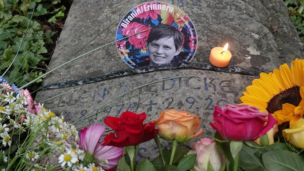 Herdenking bij het graf van Ellen Jaedicke in Hamburg