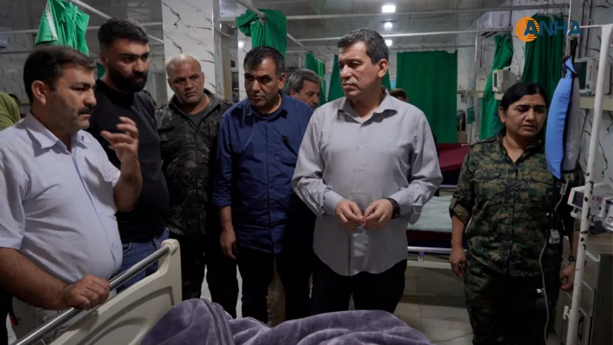 Mazloum Abdi bezoekt gewonde slachtoffers van de brand in de gevangenis van Kobani