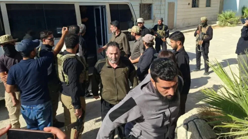 De interim-regering van Damascus laat 49 SDF-leden vrij