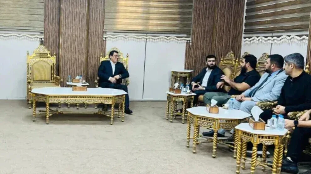Mazloum Abdi in gesprek over de veiligheidssituatie in Kobanê met de commandant van de interne veiligheidsdiensten van Aleppo