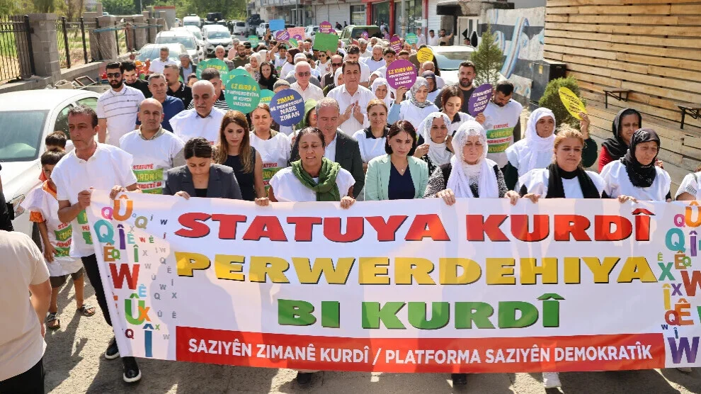 Mensen in Cizre demonstreren voor onderwijs in de moedertaal en een officiële status voor het Koerdisch