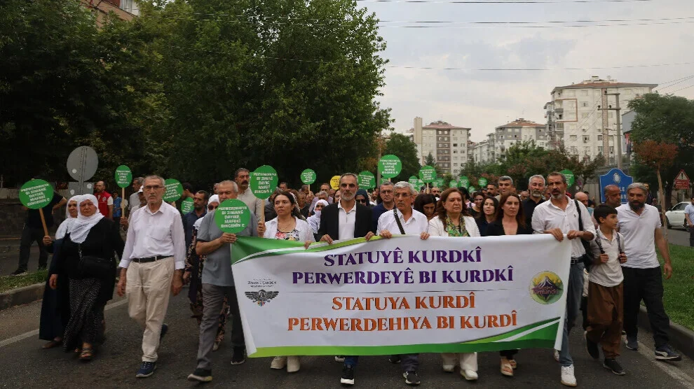 Demonstratie in Amed eist status en onderwijsrechten voor het Koerdisch