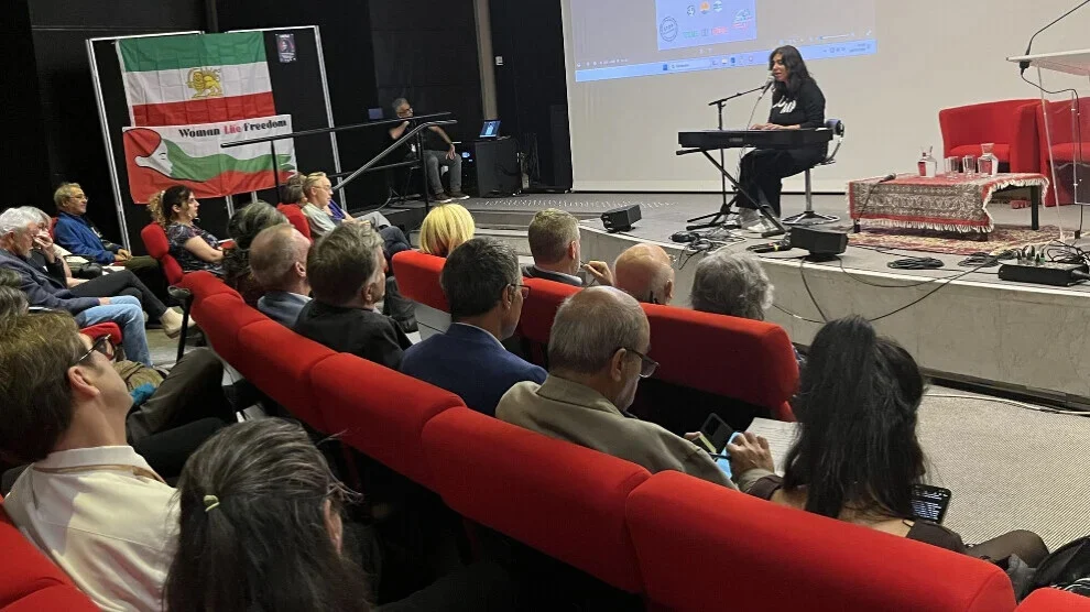 Het stadhuis van Parijs organiseert een herdenking ter ere van Jina Amini en het verzet van vrouwen