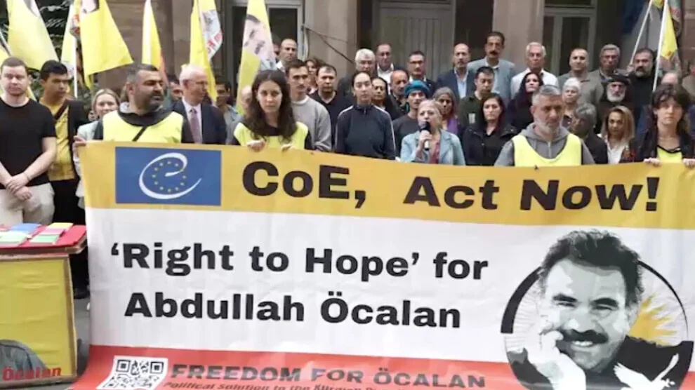 Demonstratie in Straatsburg eist ‘recht op hoop’ voor Öcalan en dringt er bij de Raad van Europa op aan om “nu in actie te komen”
