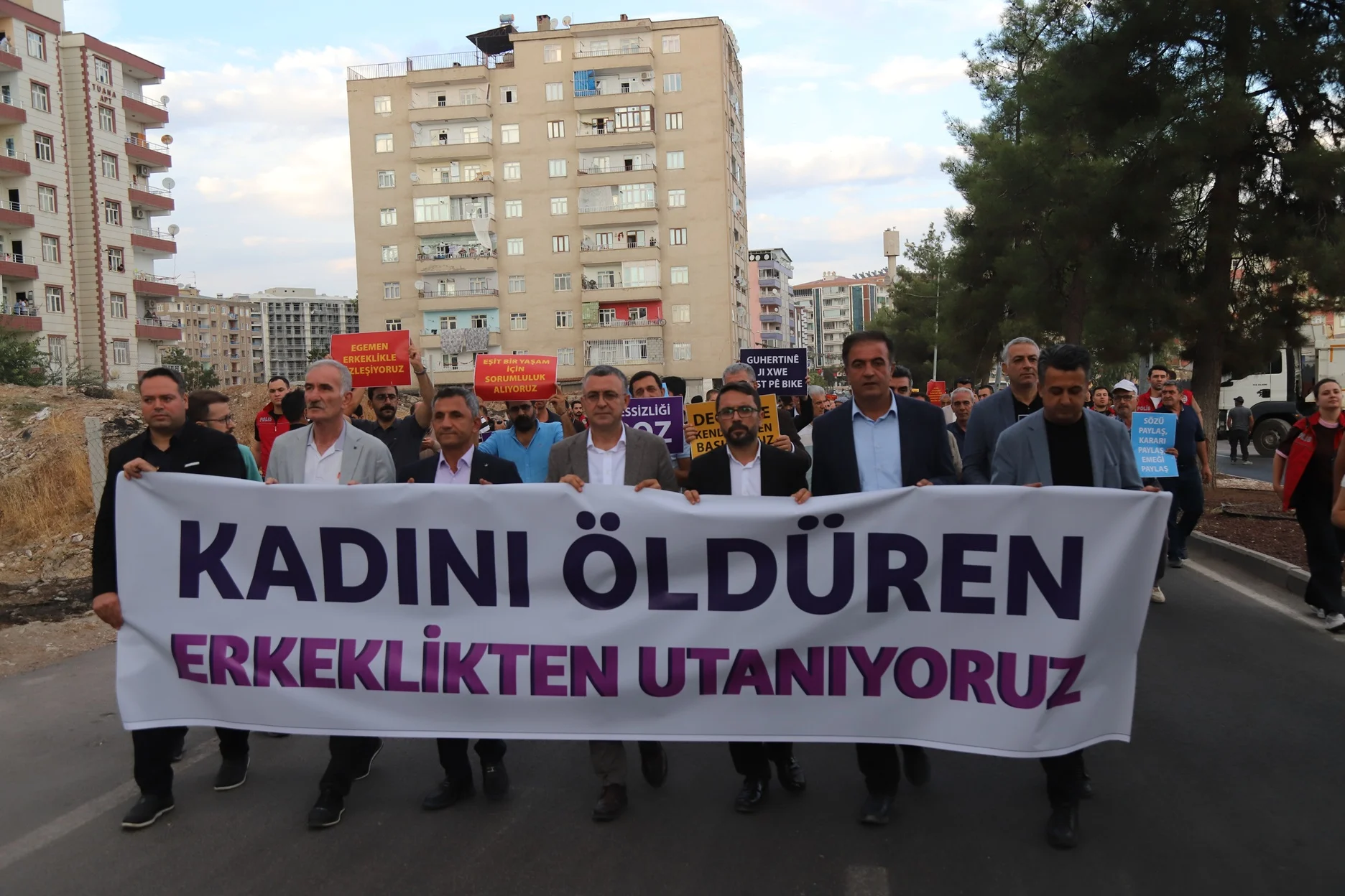 Mannen in Amed demonstreren tegen feminicide