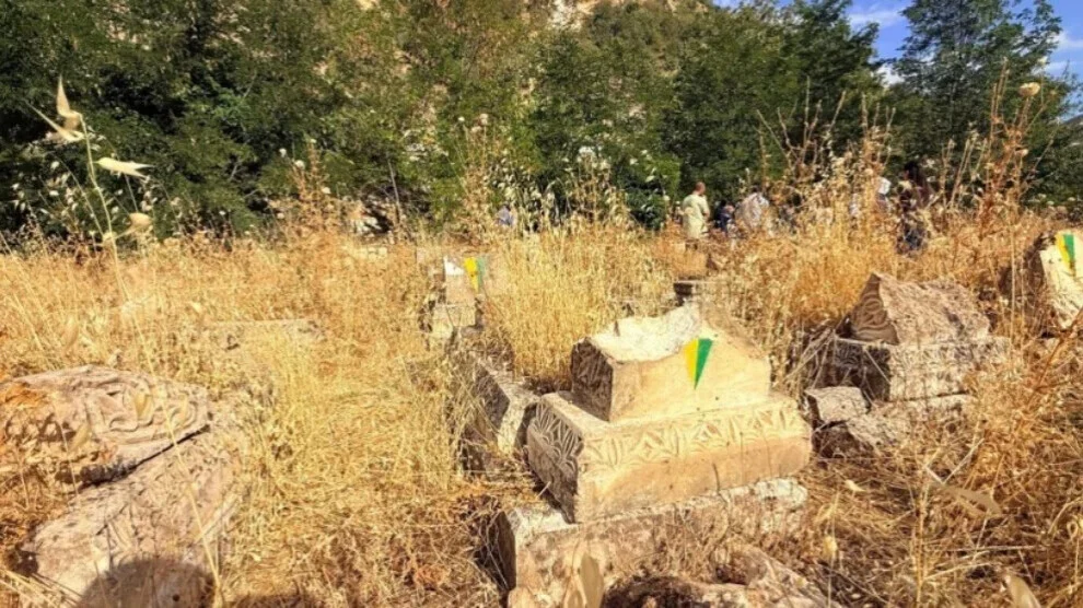 Soldaten vallen de Martelaar Binevş-begraafplaats op de berg Gabar aan