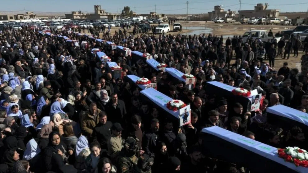 De stoffelijke resten van 25 Yezidi’s die tijdens de genocide in Shengal zijn omgekomen, worden teruggegeven aan hun families