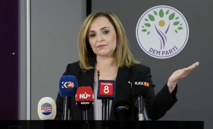 DEM-woordvoerster Ayşegül Doğan dringt aan op versnelling van het vredesproces