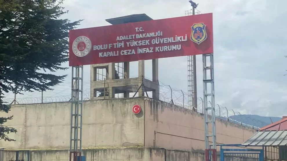 Vrijlating van politieke gevangene Ali Adıman met zes jaar uitgesteld vanwege het gebruik van de uitdrukking ‘de heer Öcalan’