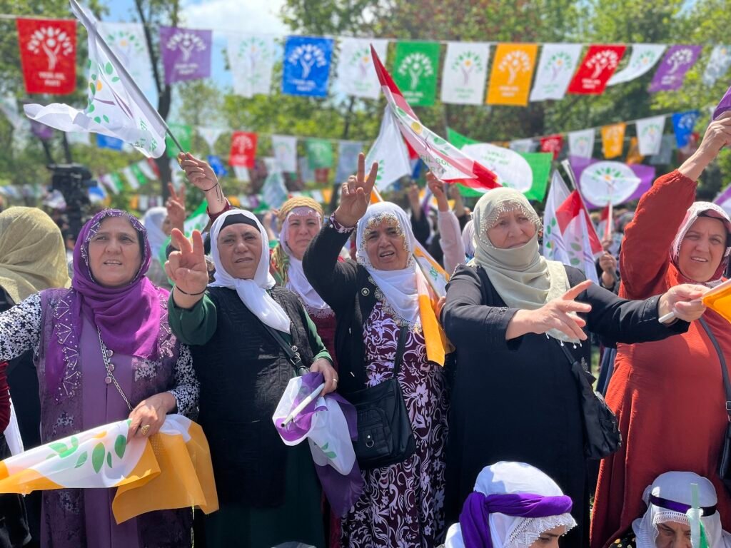 Illegale versieringen op hoofddoeken: arrestaties bij YSP-vrouwenverkiezingsbijeenkomst